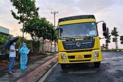 Xe tải sử dụng mã QR luồng xanh giả lưu thông từ vùng dịch về địa bàn tỉnh Gia Lai bị lực lượng chức năng bắt giữ. (Ảnh: Quang Thái/TTXVN) 