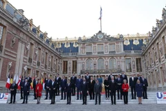 Các nhà lãnh đạo EU chụp ảnh chung trước cuộc họp Hội đồng châu Âu tại Versailles, Pháp, ngày 10/3/2022. (Ảnh: THX/ TTXVN) 
