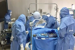 Điều trị cho ca nhiễm COVID-19 tại Bệnh viện Trung ương Huế. (Ảnh: Mai Trang/TTXVN) 