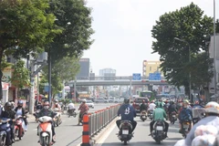 Các phương tiện giao thông lưu thông đông đúc trên đường Xô Viết Nghệ Tĩnh, quận Bình Thạnh. (Ảnh: Hồng Đạt/TTXVN) 