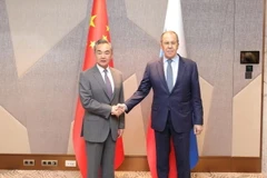 Bộ trưởng Ngoại giao Trung Quốc Vương Nghị (trái) và người đồng cấp Nga Sergei Lavrov tại cuộc gặp ở Tashkent, Uzbekistan ngày 29/7/2022. (Ảnh: THX/TTXVN) 