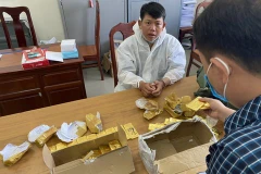 Đối tượng Nguyễn Hoàng Hiếu và tang vật. (Nguồn: congan.com.vn) 