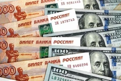 Đồng ruble của Nga (trái) và đồng USD. (Ảnh: Sputnik/TTXVN) 