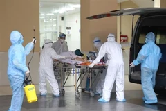 Vận chuyển bệnh nhân lên khu vực điều trị của Bệnh viện Chợ Rẫy. (Ảnh: TTXVN phát)