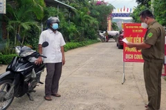 Kiểm soát người ra vào địa bàn xã An Chấn, huyện Tuy An, tỉnh Phú Yên. (Ảnh: Xuân Triệu/TTXVN) 