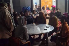 Người dân ở xã Húc bàng hoàng khi biết tin đôi vợ chồng trẻ tử vong. (Nguồn: Báo Lao động)