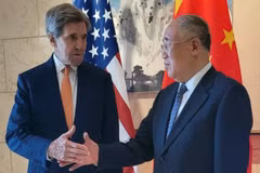 Ông John Kerry (trái) và ông Giải Chấn Hoa. (Nguồn: Reuters)