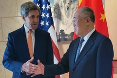 Ông John Kerry (trái) và ông Giải Chấn Hoa. (Nguồn: Reuters)