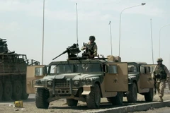 Binh sỹ Mỹ gác trên tuyến cao tốc dẫn tới khu vực al-Taji, cách thủ đô Baghdad 20km về phía Bắc. (Ảnh: AFP/TTXVN)