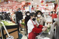 Trung Quốc đã hạ thấp mức độ ứng phó khẩn cấp với dịch viêm đường hô hấp cấp COVID-19 do virus SARS-CoV-2 gây ra. (Nguồn: THX/TTXVN)