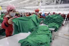 Công ty may Tinh Lợi (Hải Dương) mỗi năm xuất khẩu hàng triệu sản phẩm sang thị trường EU. (Ảnh: Trần Việt/TTXVN)