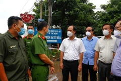 Thứ trưởng Bộ Lao động, Thương binh và Xã hội Nguyễn Văn Hồi (giữa) kiểm tra tình hình phòng, chống dịch tại Cơ sở cai nghiện ma túy Bố Lá (xã Phước Hòa, huyện Phú Giáo, tỉnh Bình Dương). (Ảnh: TTXVN phát) 