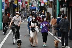 Người dân đeo khẩu trang nhằm ngăn chặn sự lây lan của dịch COVID-19 tại Tokyo, Nhật Bản ngày 4/5/2020. (Nguồn: AFP/TTXVN) 
