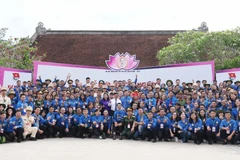 Đại biểu Đại hội Thanh niên tiên tiến làm theo lời Bác lần thứ VI năm 2020 chụp ảnh lưu niệm tại Khu di tích Kim Liên. (Ảnh: Nguyễn Oanh/TTXVN) 