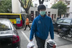 Nhiều công ty đồ ăn nhanh tại Trung Quốc triển khai giao hàng không tiếp xúc do dịch COVID-19. (Nguồn: THX/TTXVN) 