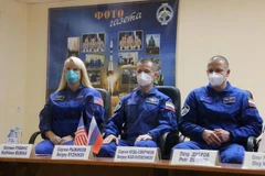 Các phi hành gia của cơ quan vũ trụ Nga Sergey Ryzhikov, Sergey Kud-Sverchkov và phi hành gia NASA Kathleen Rubins tham dự một cuộc họp báo. (Nguồn: Reuters) 