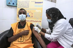 Tiêm vaccine ngừa COVID-19 cho một nhân viên y tế tại Khartoum, Sudan ngày 9/3/2021. (Nguồn: THX/TTXVN) 
