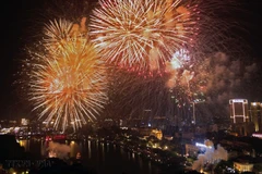 Bắn pháo hoa tại khu vực hồ Hoàn Kiếm. (Ảnh: Phan Tuấn Anh/TTXVN)