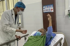 Hiện tại bệnh nhân tỉnh, sức khỏe ổn định, hết liệt nửa người. (Ảnh: TTXVN phát)