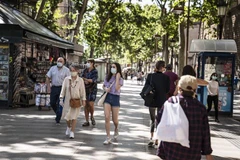 Người dân đeo khẩu trang phòng lây nhiễm COVID-19 tại Barcelona, Tây Ban Nha ngày 9/7/2020. (Nguồn: THX/TTXVN) 