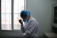 Clip rớt nước mắt về cảnh nữ y tá Vũ Hán nhận được tin mẹ mất