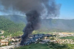 Theo lực lượng cứu hỏa, một bể chứa đã phát nổ song chưa rõ nguyên nhân. (Nguồn: reddit.com) 