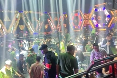 Lực lượng chức năng phát hiện 25 người dương tính ma túy ở quán bar H88-Club. (Nguồn: Báo Giao thông)