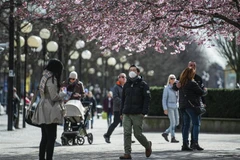 Người dân đeo khẩu trang để phòng tránh lây nhiễm COVID-19 tại Stockholm, Thụy Điển, ngày 28/3/2020. (Nguồn: AFP/TTXVN) 
