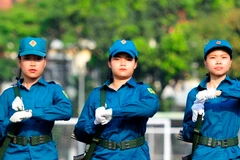 Nữ dân quân luyện tập giữa trời nắng gắt