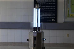 Robot diệt khuẩn bằng tia UV. (Ảnh: Văn Dũng/TTXVN) 