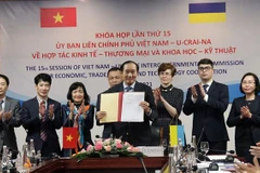 Lễ ký kết Biên bản ghi nhớ giữa Ủy ban chứng khoán Nhà nước Việt Nam và Ủy ban Chứng khoán và Giao dịch chứng khoán Quốc gia Ukraine. (Ảnh: Trần Việt/TTXVN) 