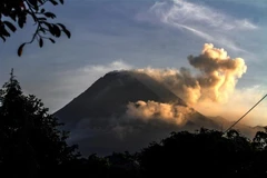 Núi lửa Merapi nằm ở ranh giới các tỉnh Trung Java và Yogyakarta của Indonesia phun tro bụi, ngày 9/4/2023. (Ảnh: AFP/TTXVN)