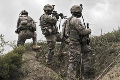 Binh sỹ Mỹ tuần tra tại làng Ibrahim Khel, tỉnh Khost, Afghanistan, ngày 11/4/2010. (Ảnh: AFP/TTXVN) 