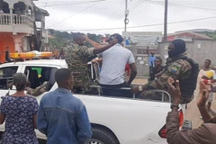 Lực lượng an ninh Gabon tuần tra trên đường phố thủ đô Libreville, sau khi một nhóm sỹ quan quân đội tuyên bố lên nắm quyền, ngày 30/8/2023. (Ảnh: AFP/TTXVN)