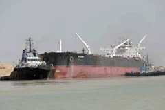 Vụ va chạm giữa hai tàu đã gây gián đoạn giao thông trên kênh Suez. (Nguồn: AP)