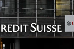 Biểu tượng ngân hàng Credit Suisse (trái) và UBS tại Basel, Thụy Sĩ. (Ảnh: AFP/TTXVN)