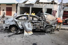 Hiện trường một vụ đánh bom xe ở Somalia. (Nguồn: AFP/TTXVN)