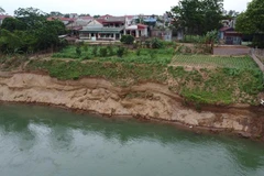 Sạt lở bờ sông tại khu 13, xã Dân Quyền, huyện Tam Nông, tỉnh Phú Thọ. (Ảnh: Tạ Toàn/TTXVN)