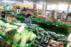 Quầy bán thực phẩm, rau củ trong một siêu thị tại quận Phú Nhuận, Thành phố Hồ Chí Minh. (Ảnh: Hồng Đạt/TTXVN)