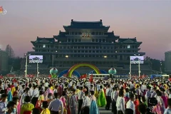 Một tiết mục biểu diễn của sinh viên Triều Tiên nhân kỷ niệm 110 năm ngày sinh cố Chủ tịch Kim Nhật Thành tại thủ đô Bình Nhưỡng tối 15/4/2022. (Ảnh: Yonhap/TTXVN) 