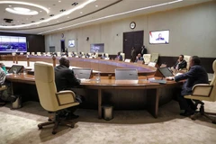 Thủ tướng Sudan Abdalla Hamdok (phải) chủ trì cuộc họp nội các khẩn cấp sau vụ đảo chính bất thành, tại Khartoum ngày 21/9/2021. (Ảnh: AFP/TTXVN) 