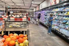 Người dân mua sắm tại siêu thị ở Berlin, Đức. (Ảnh: TTXVN phát)