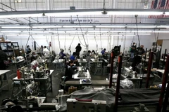 Công nhân làm việc tại nhà máy ở Vernon, Los Angeles, California, Mỹ ngày 16/4/2020. (Nguồn: THX/TTXVN) 