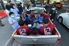 Nhân viên kiểm tra thân nhiệt của người dân tại Bangkok, Thái Lan ngày 26/3/2020 trong bối cảnh dịch COVID-19 lan rộng. (Nguồn: THX/TTXVN) 