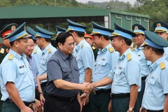 Thủ tướng Phạm Minh Chính đến thăm cán bộ, sỹ quan, chiến sỹ Trung đoàn không quân 921 (Sư đoàn 371). (Ảnh: Dương Giang/TTXVN) 