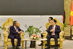 Chủ tịch Quốc hội Vương Đình Huệ tiếp Bộ trưởng Bộ Công nghệ và Truyền thông, Chủ tịch Hội hữu nghị Lào-Việt Nam Boviengkham Vongdara. (Ảnh: TTXVN) 