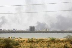 Khói bốc lên sau giao tranh giữa quân đội Sudan và lực lượng bán quân sự RSF ở thủ đô Khartoum, ngày 15/4/2023. (Ảnh: THX/TTXVN)