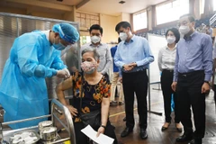 Lãnh đạo Bộ Y tế và thành phố Hà Nội kiểm tra các điểm tiêm vaccine