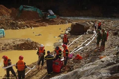 Các lực lượng cứu hộ tìm kiếm các nạn nhân. (Nguồn: TTXVN phát) 