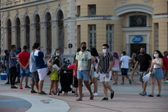 Người dân đeo khẩu trang phòng dịch COVID-19 tại Recife, Brazil, ngày 30/1/2022. (Ảnh: THX/TTXVN) 